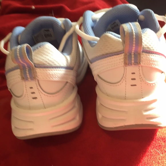Great pair of NEW BALANCE white leather sneakers , recommended by podiatrists. - Picture 5 of 5
